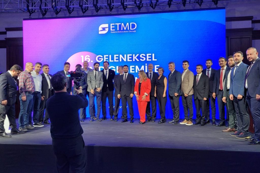 16. Geleneksel ETMD Gecesi sahnede toplu fotoğraf